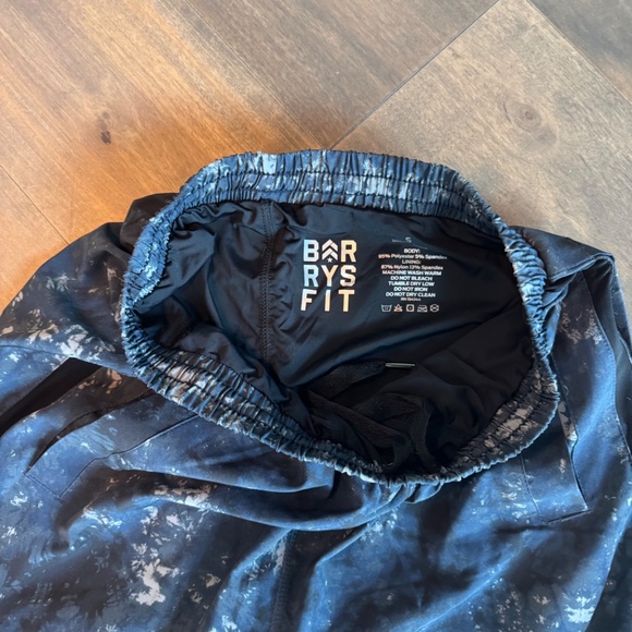 New Men’s Barry’s Bootcamp Athletic Shorts. Size Small. - Picture 3 of 3